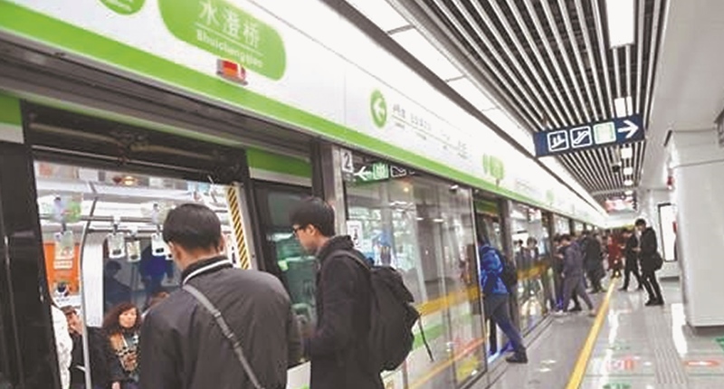 上海人到杭州、寧波,只需要打開APP,就像在上海一樣刷碼過閘,圖為杭州地鐵站。(取自微博@浙江在線)