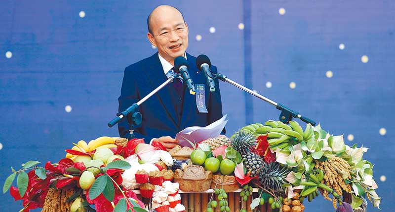 高雄市政府25日在愛河畔舉行市長宣誓就職典禮,新任市長韓國瑜的講台以台灣蔬果裝飾。(本報系資料照片)