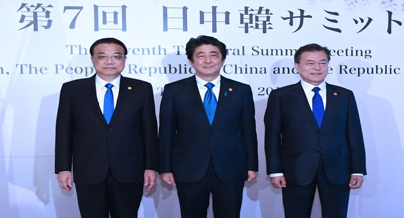 5月9日,在東京舉行的中日韓領導人會議,大陸國務院總理李克強(左)、日本首相安倍晉三(中)、南韓總統文在寅(右),確認加速FTA談判。(新華社資料照片)