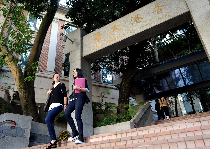 來自內地的高中學生及家長參觀香港大學。(中新社資料照片)