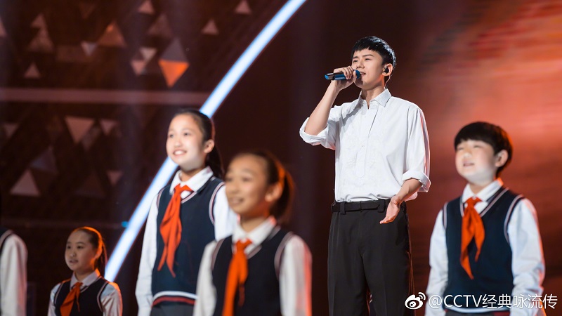 張杰在節目《經典詠流傳》中演唱《少年中國說》。(取自新浪微博@CCTV經典詠流傳)