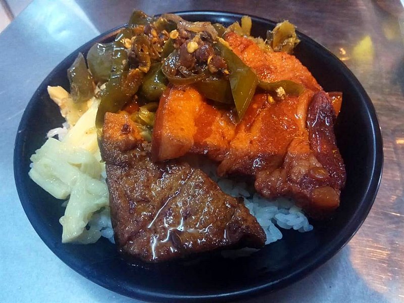 歐桑深夜食堂焢肉飯,口感紮實,肥肉入口即化。(許家寧攝)