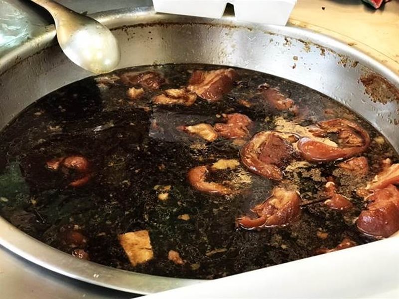 大豐爌肉飯的爌肉滷一大鍋,讓客人看了胃口大開。(盧金足攝)