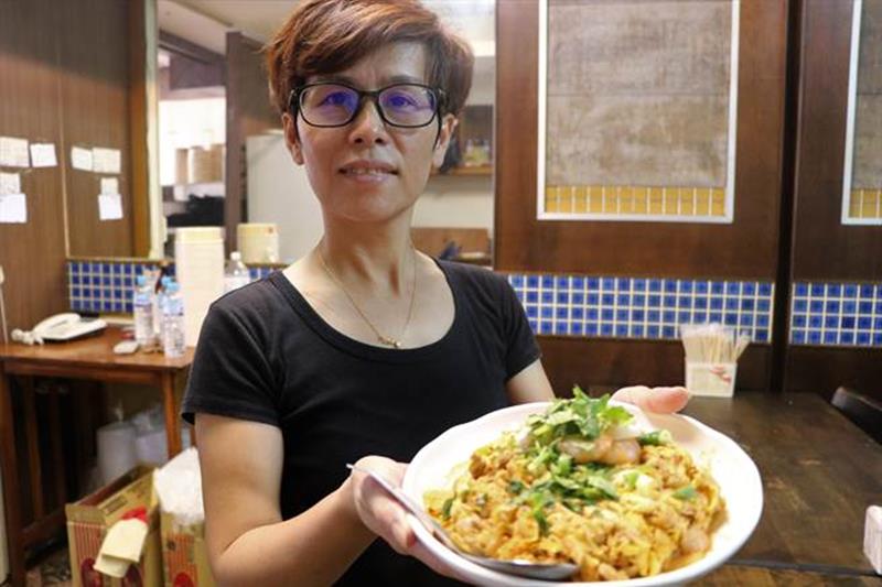 枋寮鄉「六年五班關東煮」老闆娘黃敏靜指出,泡菜蓋飯除酸辣口味贏得年輕人青睞外,客製化的配料以及平民價格更是令它大受歡迎。(謝佳潾攝)