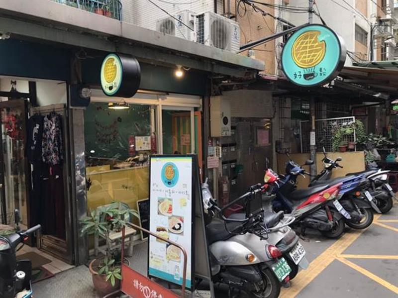 好鬆鬆餅位於繁忙的土城學府市場內,店內卻相當寧靜。(葉德正攝)