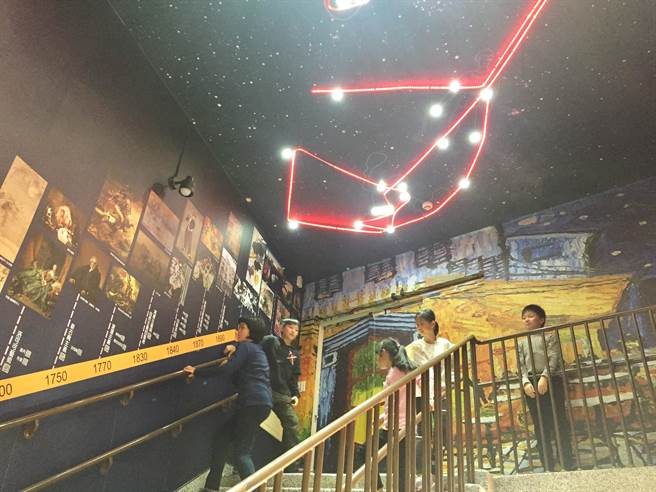 樹林區育德國小打造「星空藝廊」,讓許多學生愛不釋手。(許哲瑗攝)