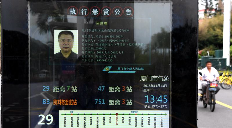 ▲2018年11月13日,在廈門市區的許多公交車站台上的液晶顯示幕在不停的滾動發布廈門市中級人民法院發布的執行懸賞公告。(中新社)