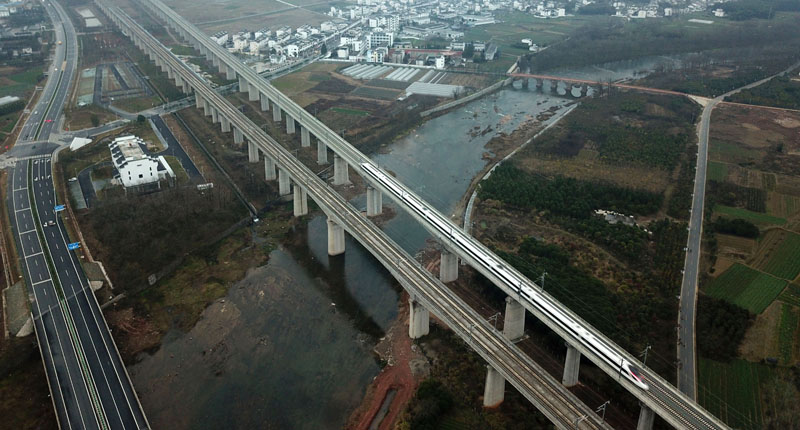 2018年12月25日,一列杭黃高鐵列車駛向安徽黃山北站。(新華社)