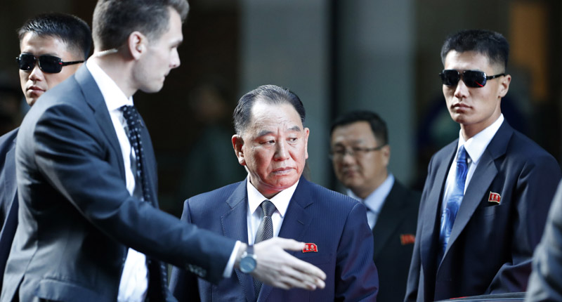 2018年5月30日,朝鮮勞動黨中央委員會副委員金英哲(中)抵美後離開在紐約下榻的酒店。(新華社)