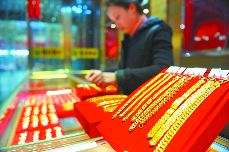 浙江省臨安市一家金店的店員在整理黃金飾品。(新華社資料照片)