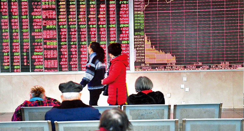 1月21日,成都某證券營業部的股民在關注大盤數據。(中新社)