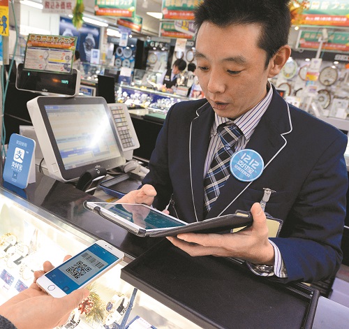 日本東京一家商場,店員使用支付寶為顧客結帳。(新華社資料照片)