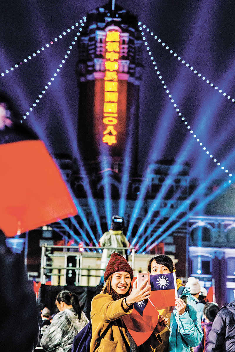 108年元旦總統府升旗典禮,吸引民眾不畏風雨到場觀禮。(本報系記者郭吉銓攝)