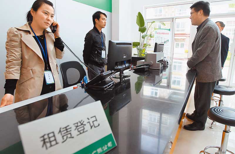 上海租戶諮詢租房事宜。 (新華社資料照片)