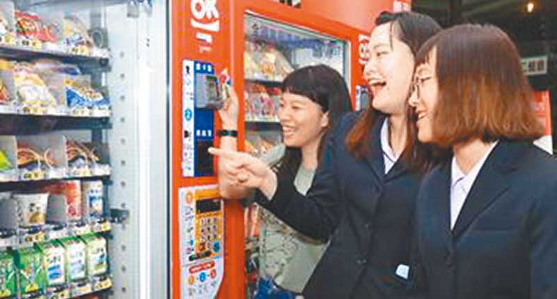 2018年9月17日,OK mini智慧型自動販賣機前進校園。(本報系資料照片)