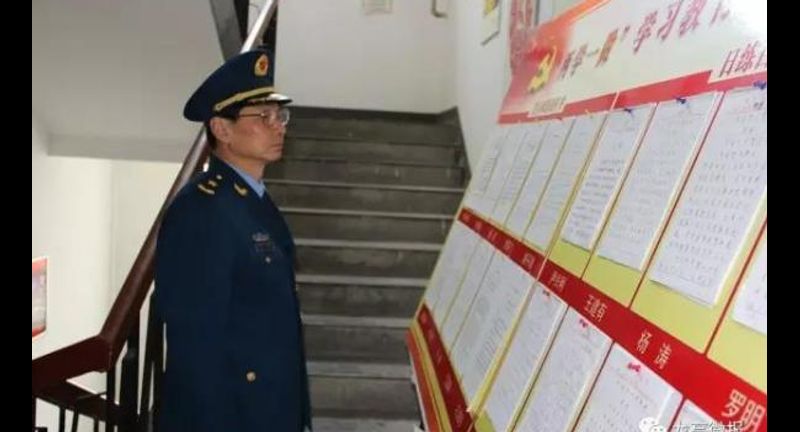2017年4月11日,時任河南省軍區司令員周利到龍亭區人武部檢查指導工作。(取自微信龍亭微報)