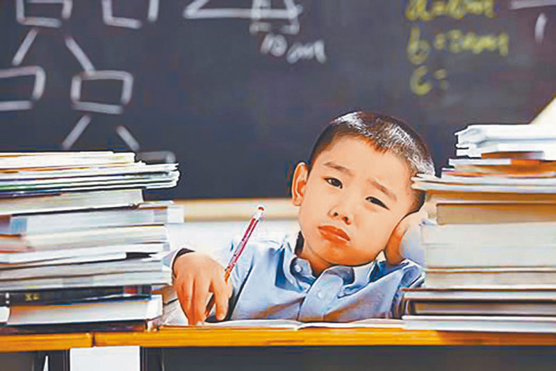 新學期將屆,大陸中小學生瘋狂補寫作業,網購寫字機器人。圖為大陸小學生應付學校作業請同學代寫。(取自微博@鳳凰網科技)