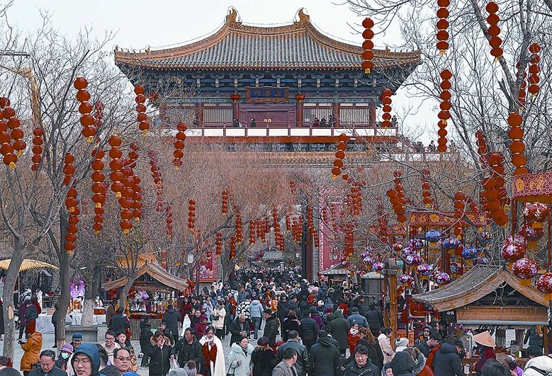 2月7日,遊客在河南省開封市清明上河園內遊覽。(新華社)
