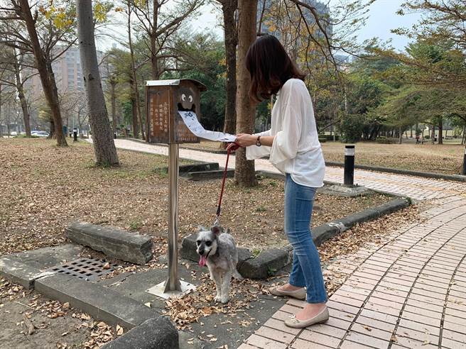 高美館園區內設立4處撿便袋,讓飼主可以安心帶寵物來散步。(曹明正攝)
