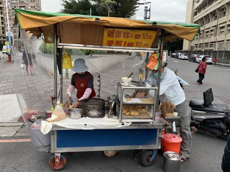設備簡單的手推車,賣的卻是許多板橋人熟知的雞蛋糕,攤前經常大排長龍。(王揚傑攝)