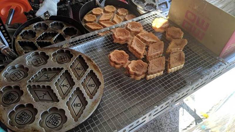 學甲古早味雞蛋糕師承鹽水炭烤雞蛋糕,老闆娘後來改良配方,不只減糖,奶蛋香也更明顯,造型則維持古味。(莊曜聰攝)