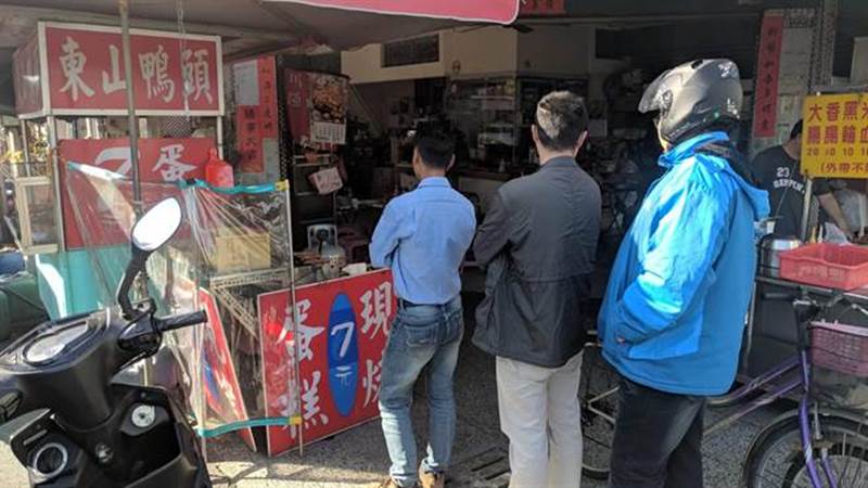 學甲古早味雞蛋糕一開店就有排隊人潮,假日有時還得限制每人購買數量。(莊曜聰攝)