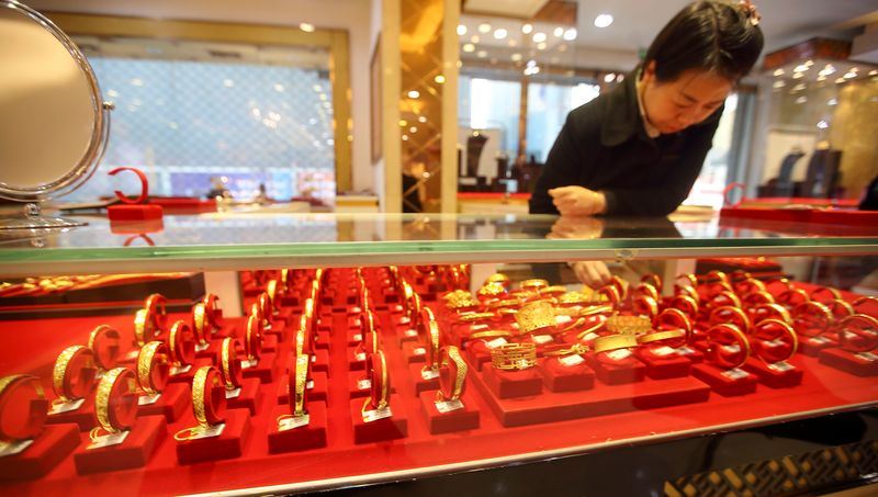 ▲黃金被視為避險工具,圖為1月7日,山西太原一金店,工作人員在整理黃金製品。(中新社)