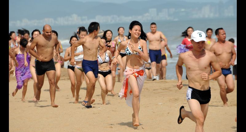 2011年7月16日,選手們在三亞灣海灘參加比基尼沙灘迷你馬拉松活動。(新華社資料照片)