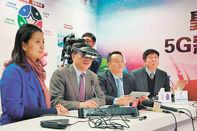 董家鴻教授在直播間內通過混合現實技術進行術前討論。(取自新華網)