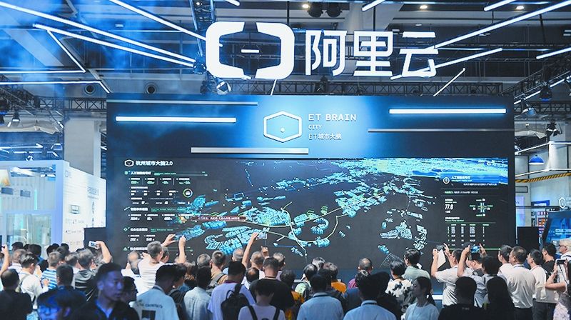 2018年9月19日,杭州.雲棲大會開幕,觀眾觀摩「杭州城市大腦2.0」平台。(新華社)
