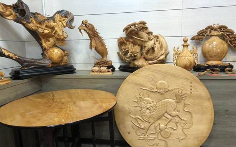 原先要丟棄的桌板,經過柯文益巧手,搖身一變成美麗藝品。(張亦惠翻攝)
