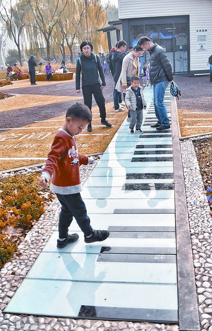 2018年11月3日,民眾在北京市海淀區與百度公司一起打造AI公園內體驗智能鋼琴步道。(新華社)