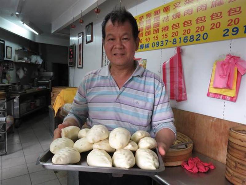 新北市新店區中正包子專賣店創業至今20餘年,老闆周世華每年8月都會舉辦捐血送包子活動,鼓勵民眾捐血。(葉書宏攝)