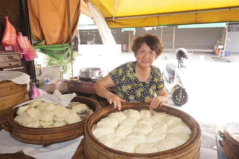 新化黃記肉包在新化開店超過30多年,講究純手工做的菜包、肉包和饅頭,也是新化菜市場知名老店之一。(李其樺攝)