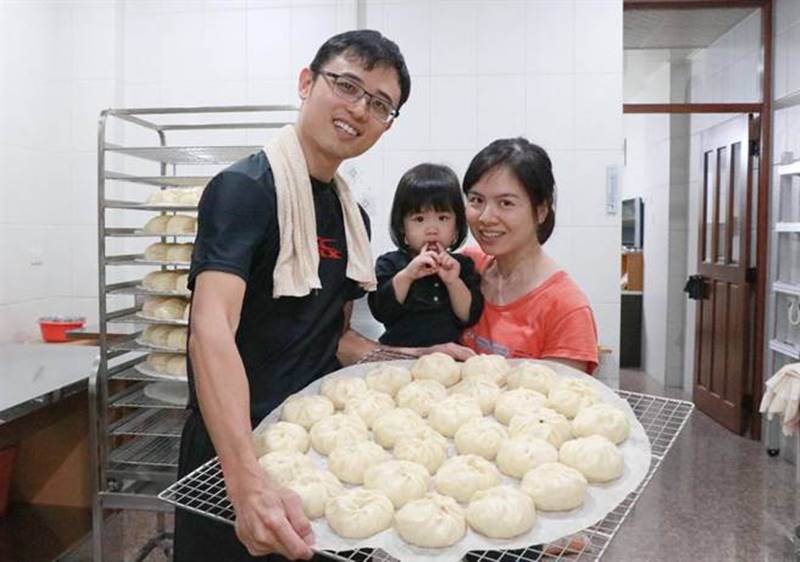堅持每日手工現揉的包子外皮加上傳統美味的餡料,侯傑肉包饅頭專賣店吸引不少民眾前來購買。(張亦惠攝)