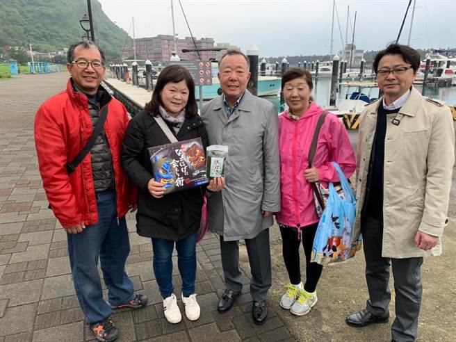 基隆市政府產業發展處海洋事務科長蔡馥嚀(左二)表示,日本銅藻食品業者來台尋求合作,希望能採集台灣海域的銅藻,開發成食品,並協助台灣漁民增加收入,達到雙贏。(蔡馥嚀提供)