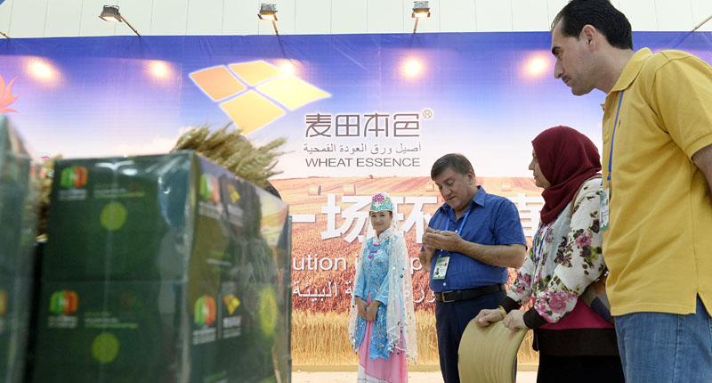大陸《外商投資法》草案備受海內外關注。圖為約旦外商參觀寧夏的環保紙品。(新華社資料照片)