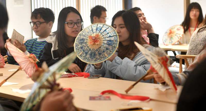 1月29日,兩岸大學生在福州文化體驗營學習製作油紙傘。(中新社)