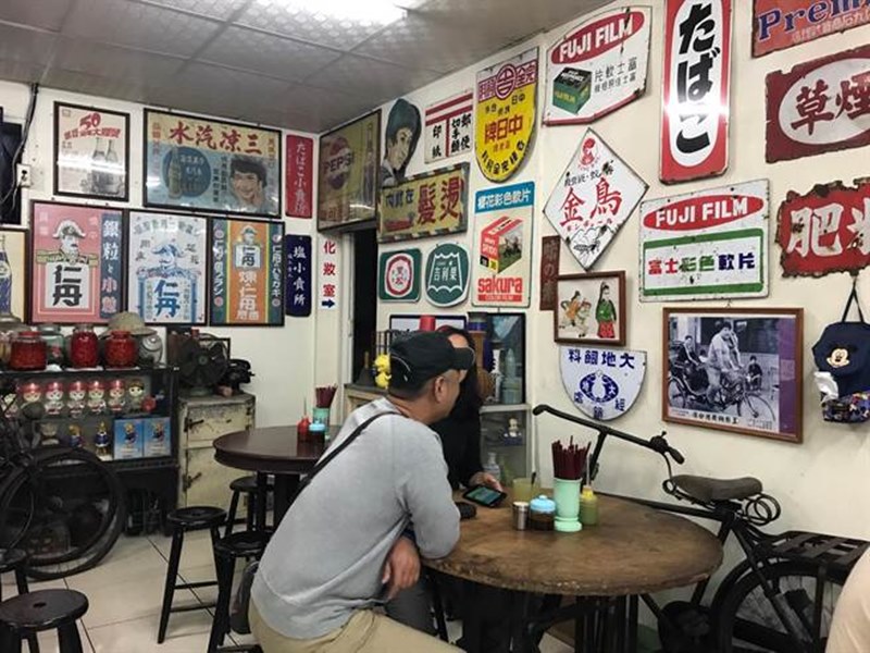 荳蘭橋臭豆腐專賣店內大走復古風,5、60年代的手繪電影海報及舊商標、老招牌統統看得到。(張祈攝)